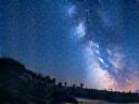 広大な天の川の下で観測を楽しむ人々